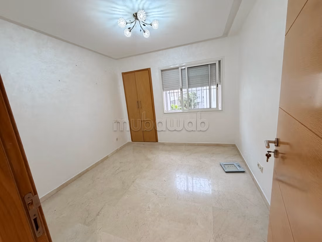 Bel appartement en location à Belvédère. Surface de 80 m². Résidence avec concierge, climatisation générale