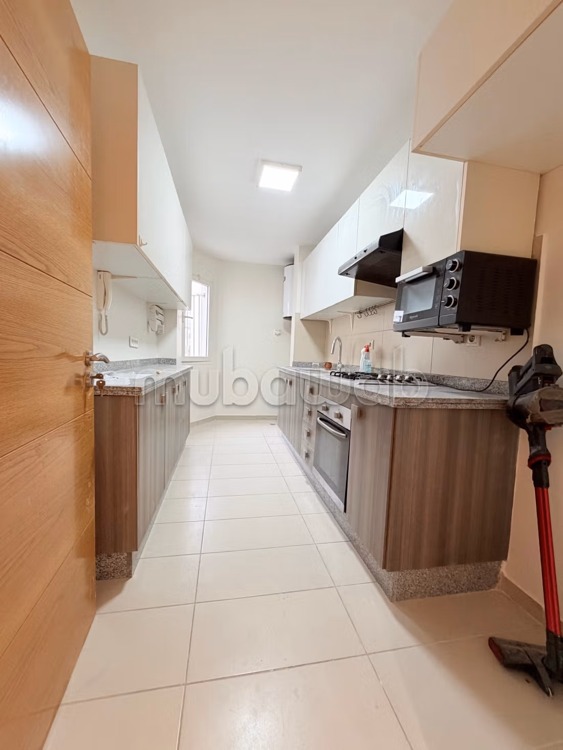 Bel appartement en location à Belvédère. Surface de 80 m². Résidence avec concierge, climatisation générale