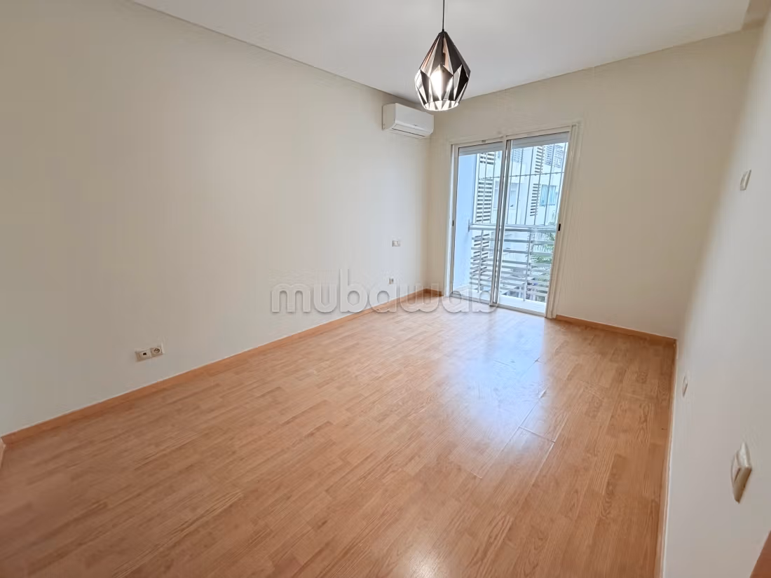 Bel appartement en location à Belvédère. Surface de 80 m². Résidence avec concierge, climatisation générale