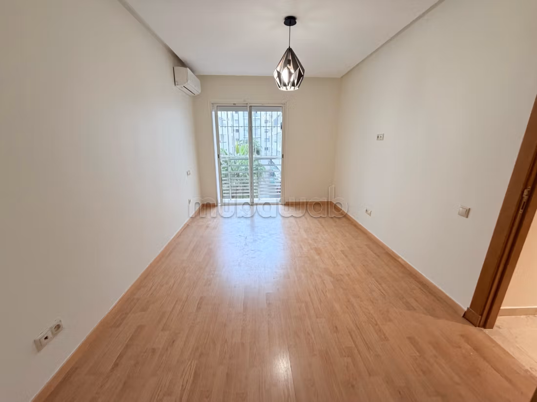 Bel appartement en location à Belvédère. Surface de 80 m². Résidence avec concierge, climatisation générale