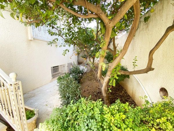 Luxury Villa for sale in Ariana. Small area 398 m². Garden and terrace. 