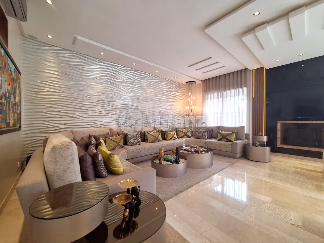 Se vende villa de lujo. Gran superficie 883 m². Piscina y chimenea. 