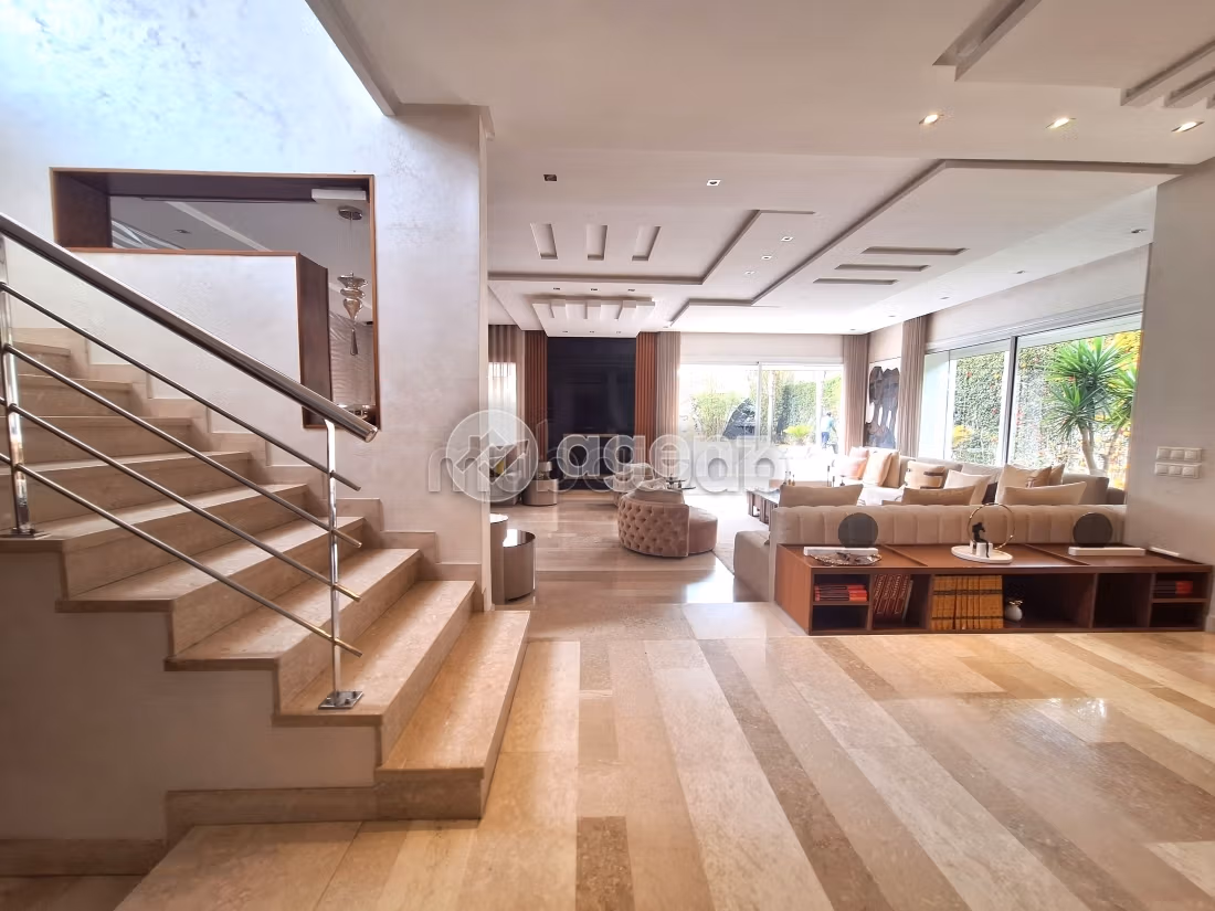 Se vende villa de lujo. Gran superficie 883 m². Piscina y chimenea. 