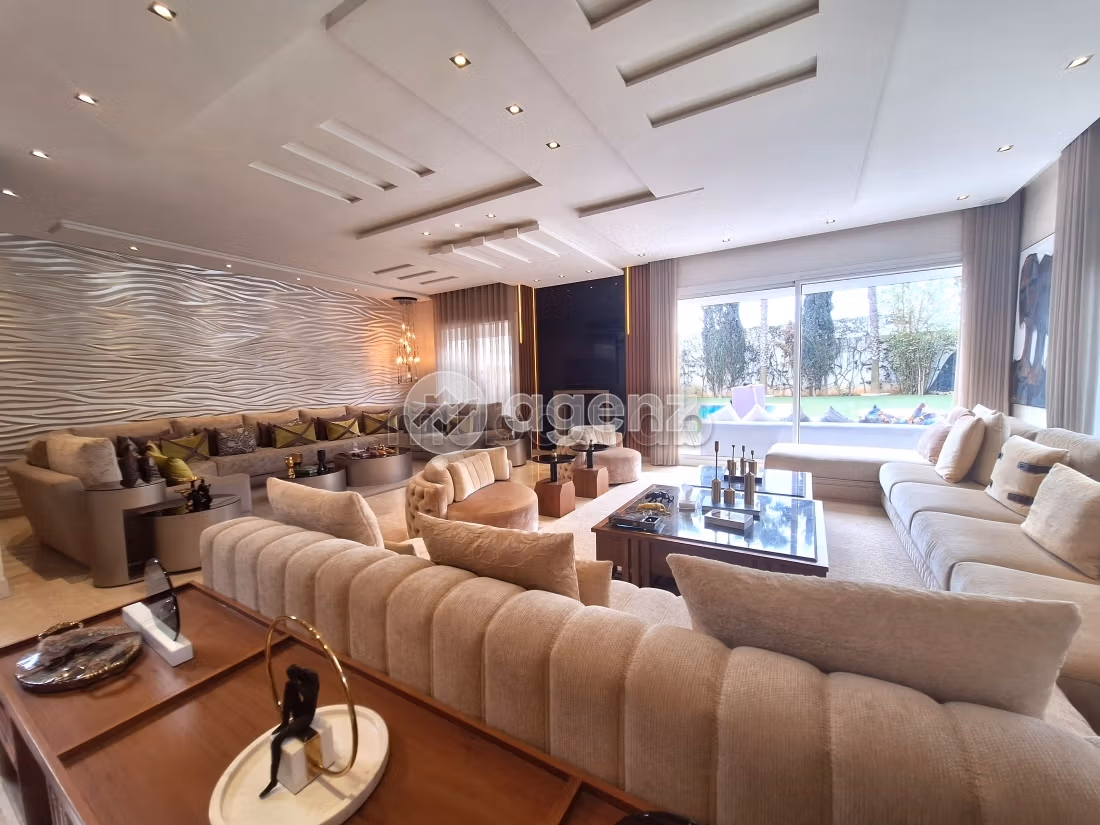 Se vende villa de lujo. Gran superficie 883 m². Piscina y chimenea. 
