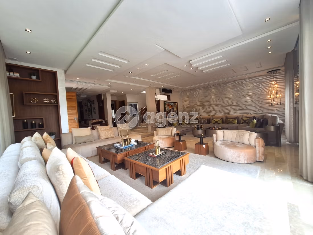 Se vende villa de lujo. Gran superficie 883 m². Piscina y chimenea. 