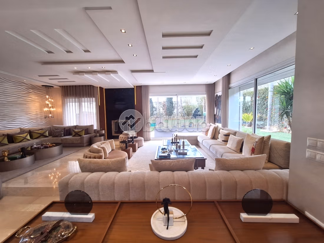Se vende villa de lujo. Gran superficie 883 m². Piscina y chimenea. 