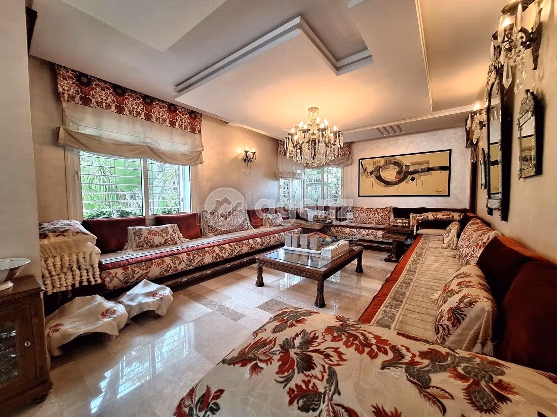 Se vende villa de lujo. Gran superficie 883 m². Piscina y chimenea. 