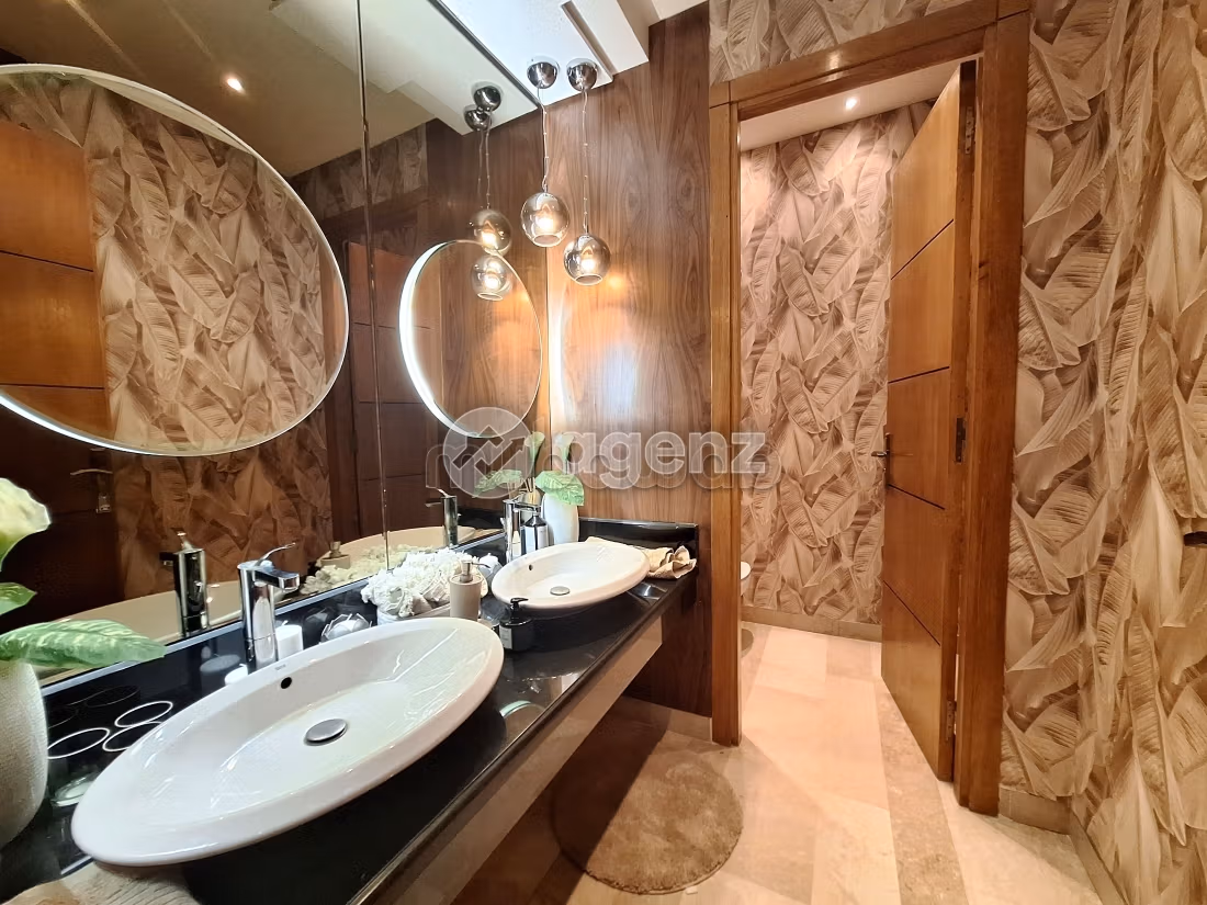 Se vende villa de lujo. Gran superficie 883 m². Piscina y chimenea. 