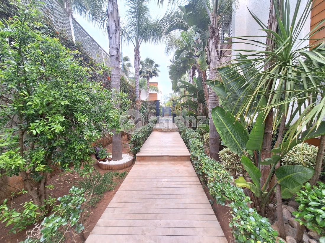 Se vende villa de lujo. Gran superficie 883 m². Piscina y chimenea. 