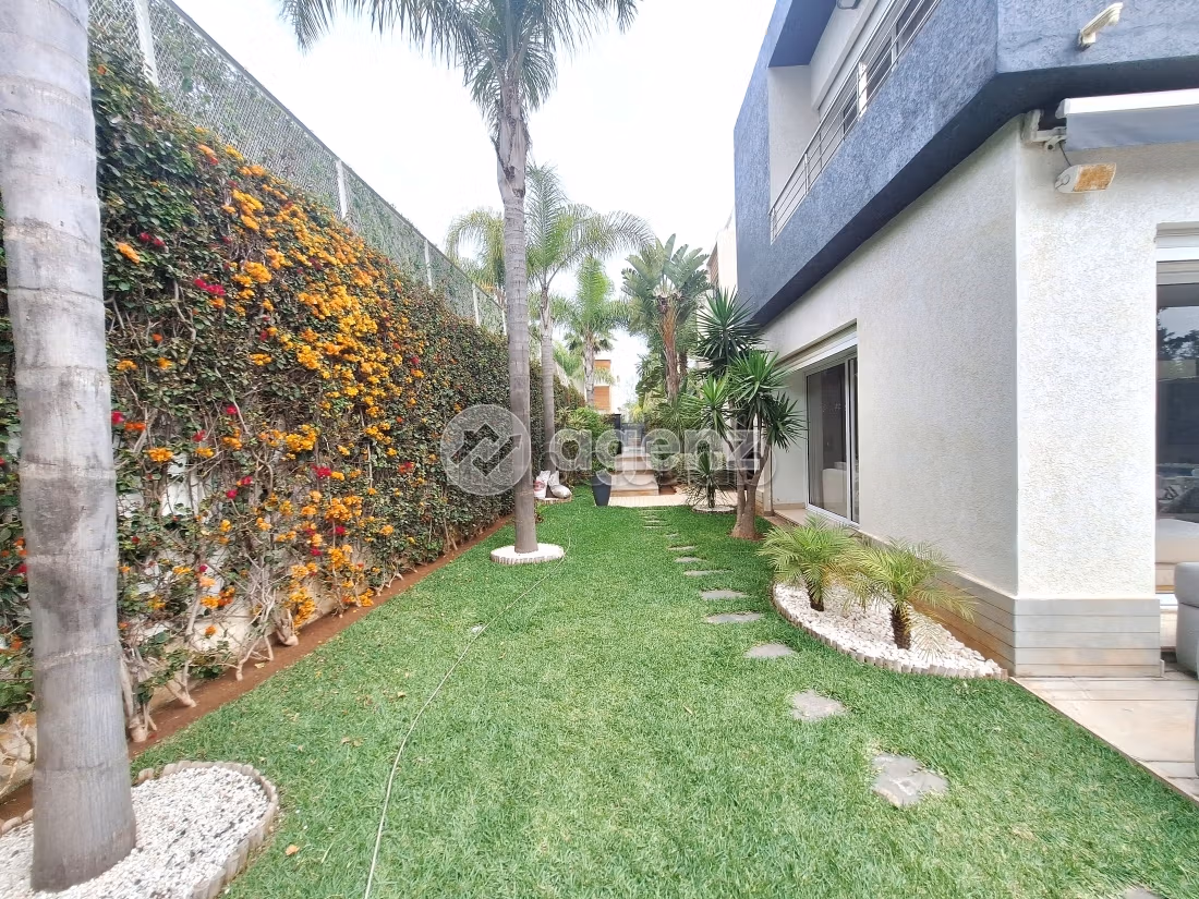 Se vende villa de lujo. Gran superficie 883 m². Piscina y chimenea. 