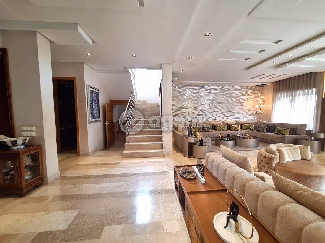 Se vende villa de lujo. Gran superficie 883 m². Piscina y chimenea. 
