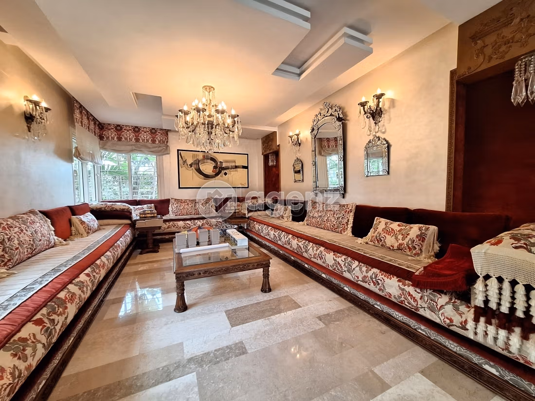 Se vende villa de lujo. Gran superficie 883 m². Piscina y chimenea. 