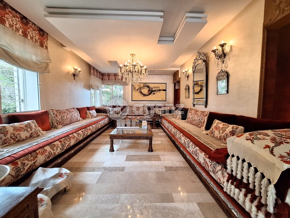 Se vende villa de lujo. Gran superficie 883 m². Piscina y chimenea. 