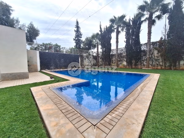 Se vende villa de lujo. Gran superficie 883 m². Piscina y chimenea. 