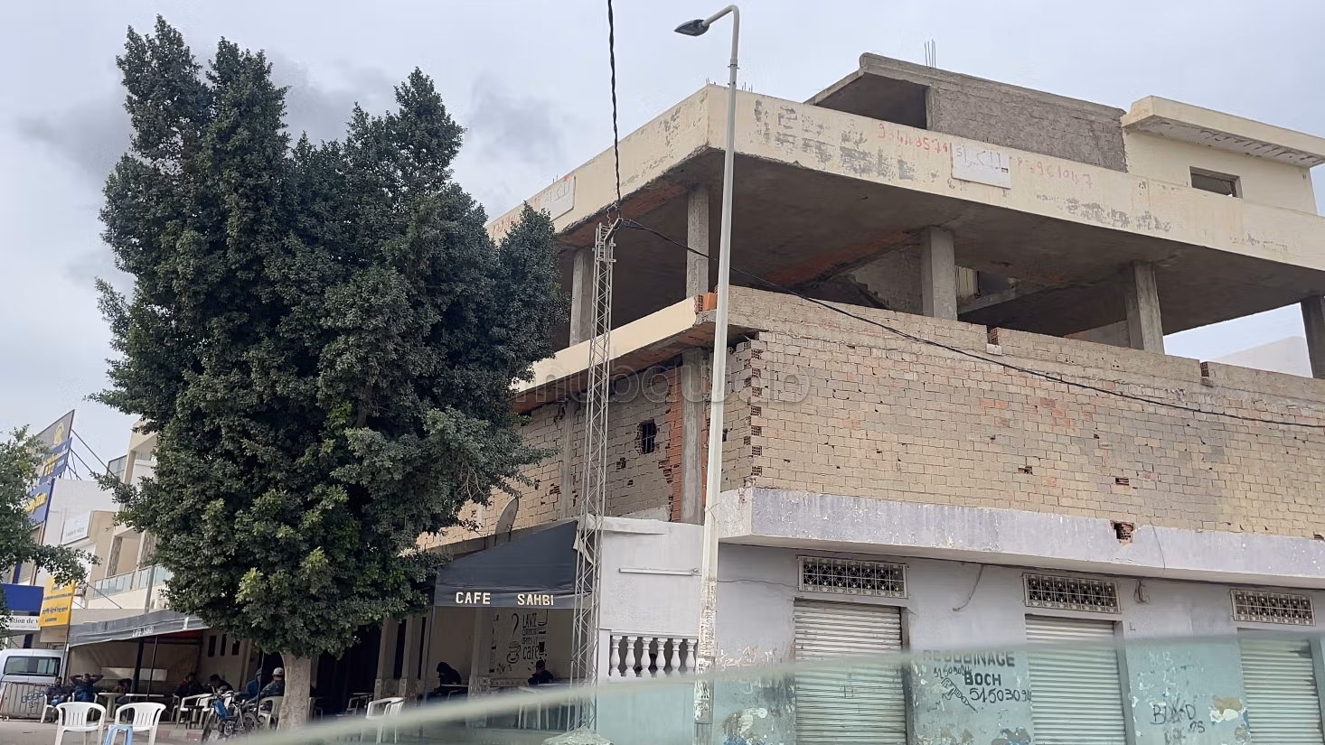 Offices & shops for sale in Cité Ennkhilet. Surface area 300 m². 
