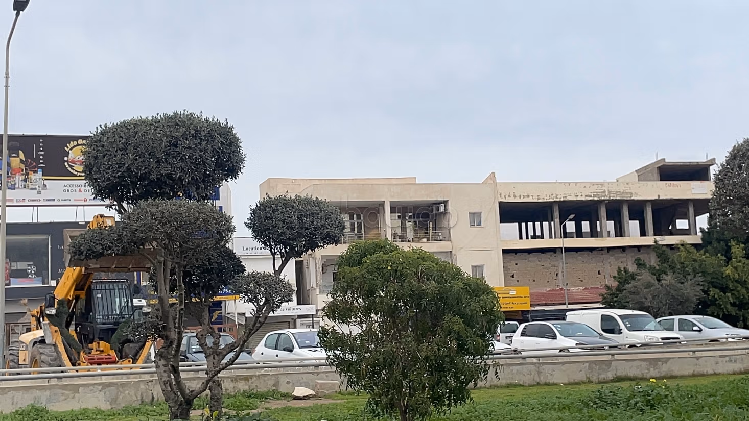 Offices & shops for sale in Cité Ennkhilet. Surface area 300 m². 