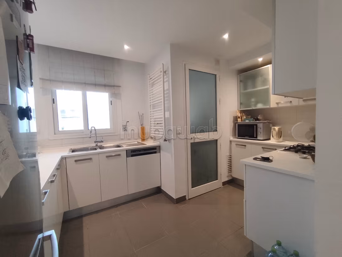 Bellissimo appartamento in affitto a Les Berges Du Lac 2. Superficie 130 m². Arredato