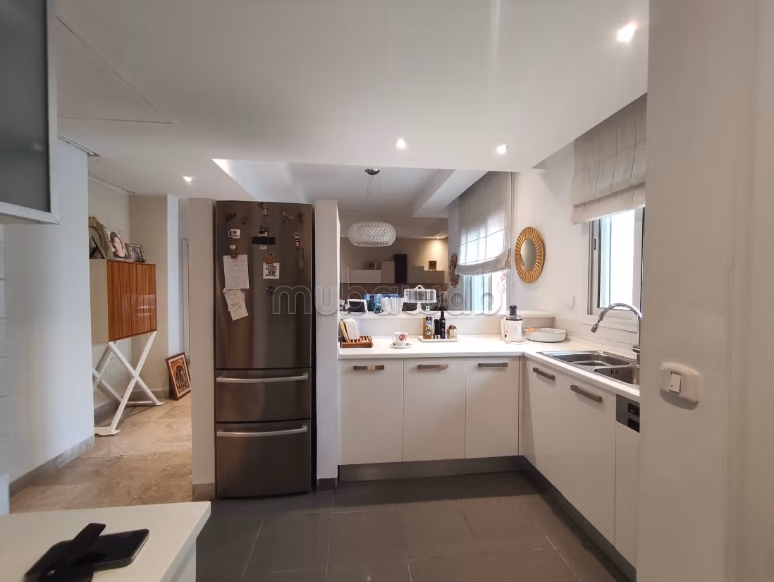 Bellissimo appartamento in affitto a Les Berges Du Lac 2. Superficie 130 m². Arredato