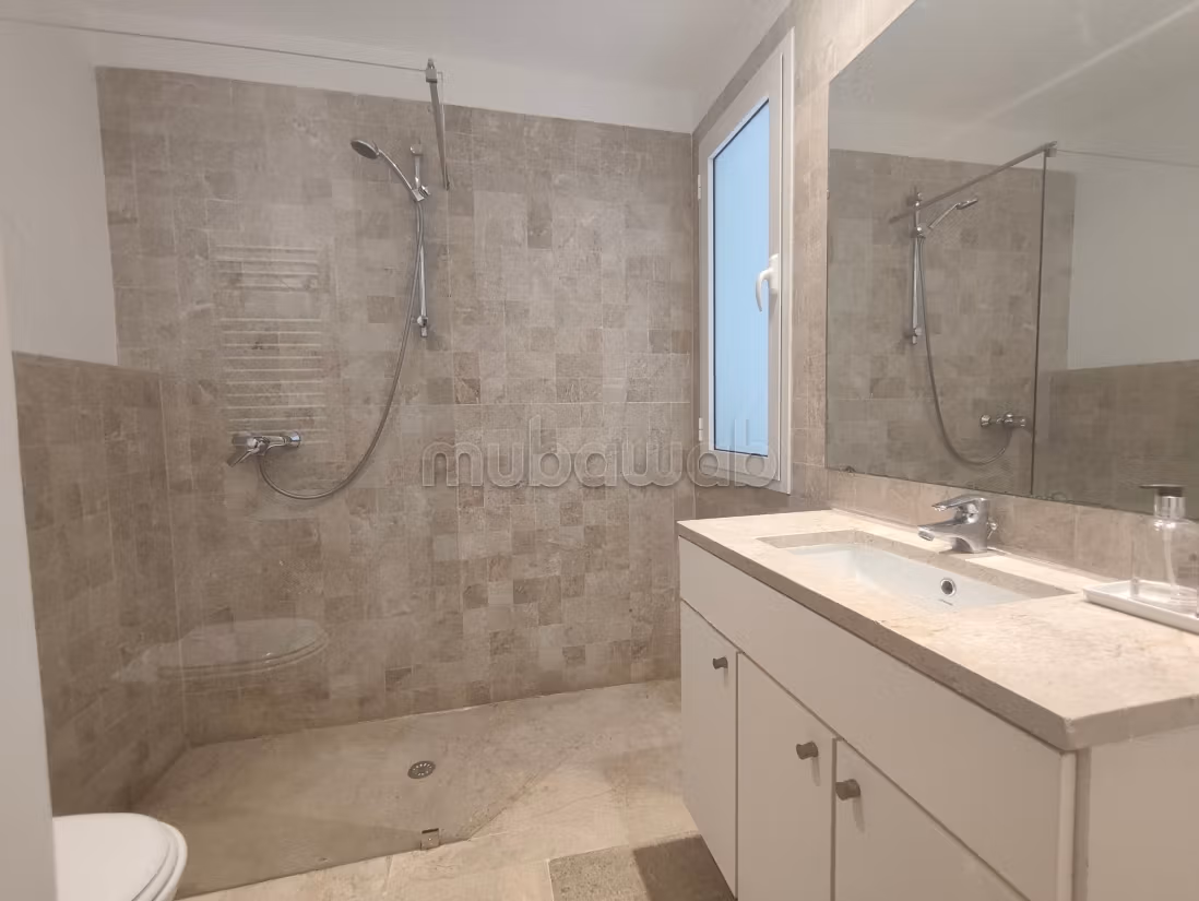 Bellissimo appartamento in affitto a Les Berges Du Lac 2. Superficie 130 m². Arredato