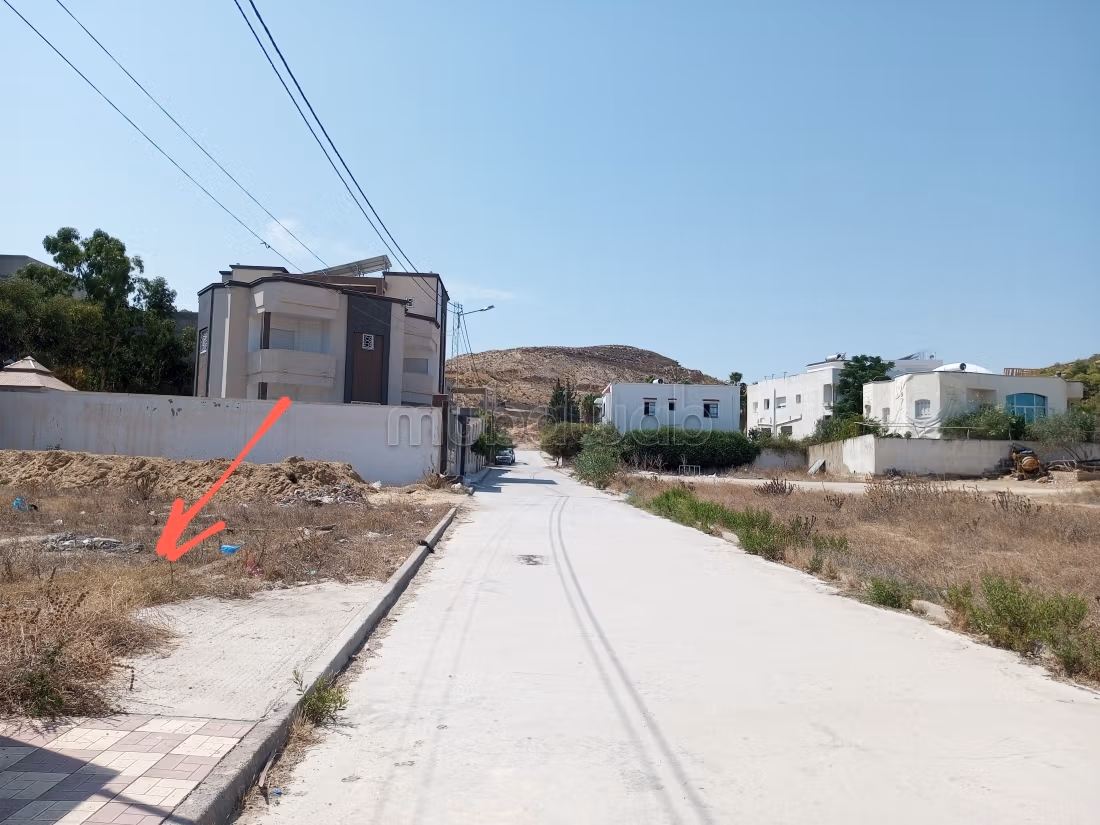 A vendre terrain Rui riadh andalos 
Ariana