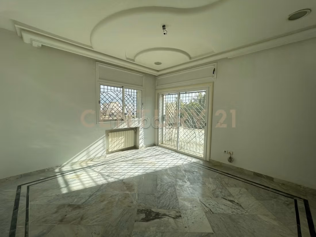 À Vendre – Villa 500 m² à La Soukra