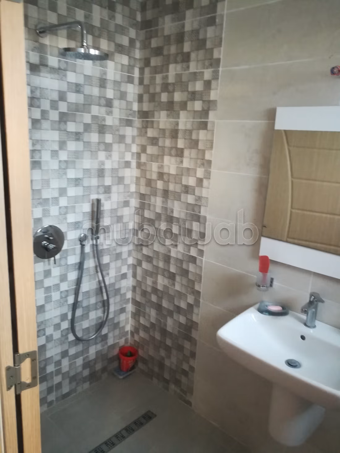 Opportunité Rare Ariana Essoughra. Bâtiment: Villa et 5 app