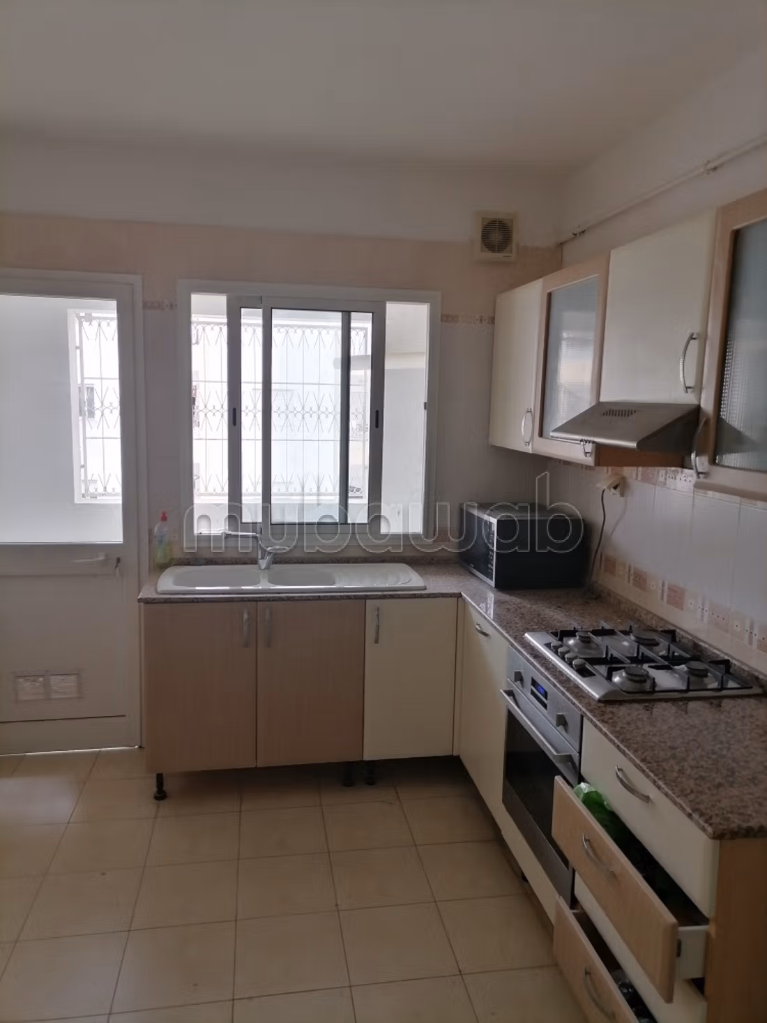 Appartamento in vendita a La Soukra. 1 locale. Servizio di concierge e aria condizionata