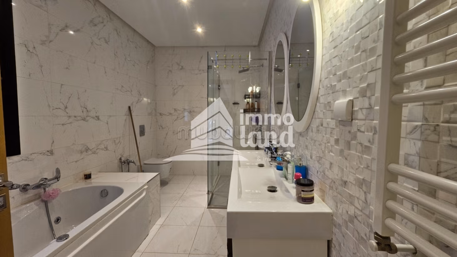 فيلا بمساحة 500 متر مربع مع مسبح في المرسى