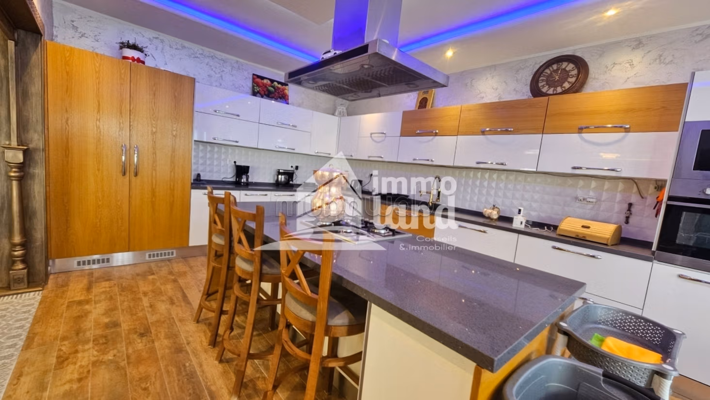 فيلا بمساحة 500 متر مربع مع مسبح في المرسى