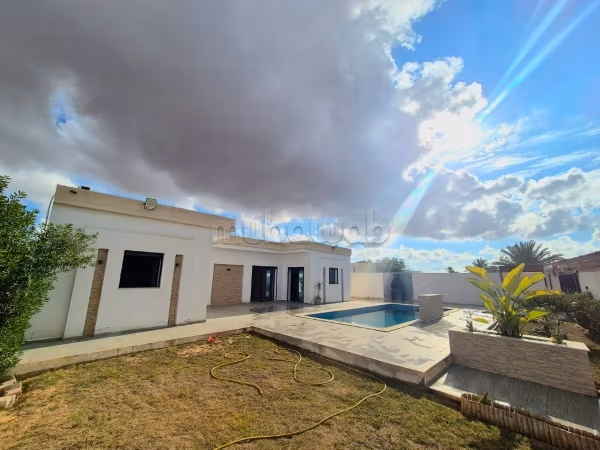 Magnifique villa à louer à Zone touristique. Surface totale 135 m². Meublé
