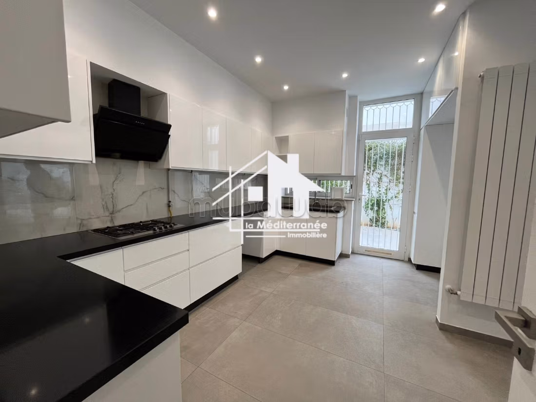 A louer une villa s4 à gammarth