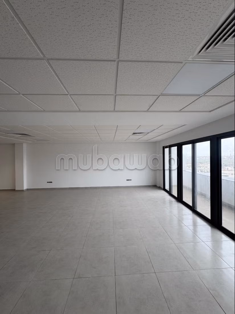 Oficinas en alquiler en Oulfa. Superficie de 107 m². Puerta blindada, seguridad implementada
