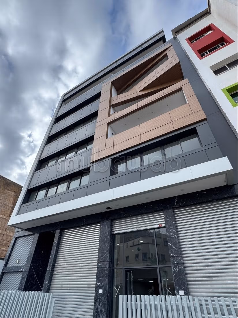 Oficinas en alquiler en Oulfa. Superficie de 107 m². Puerta blindada, seguridad implementada