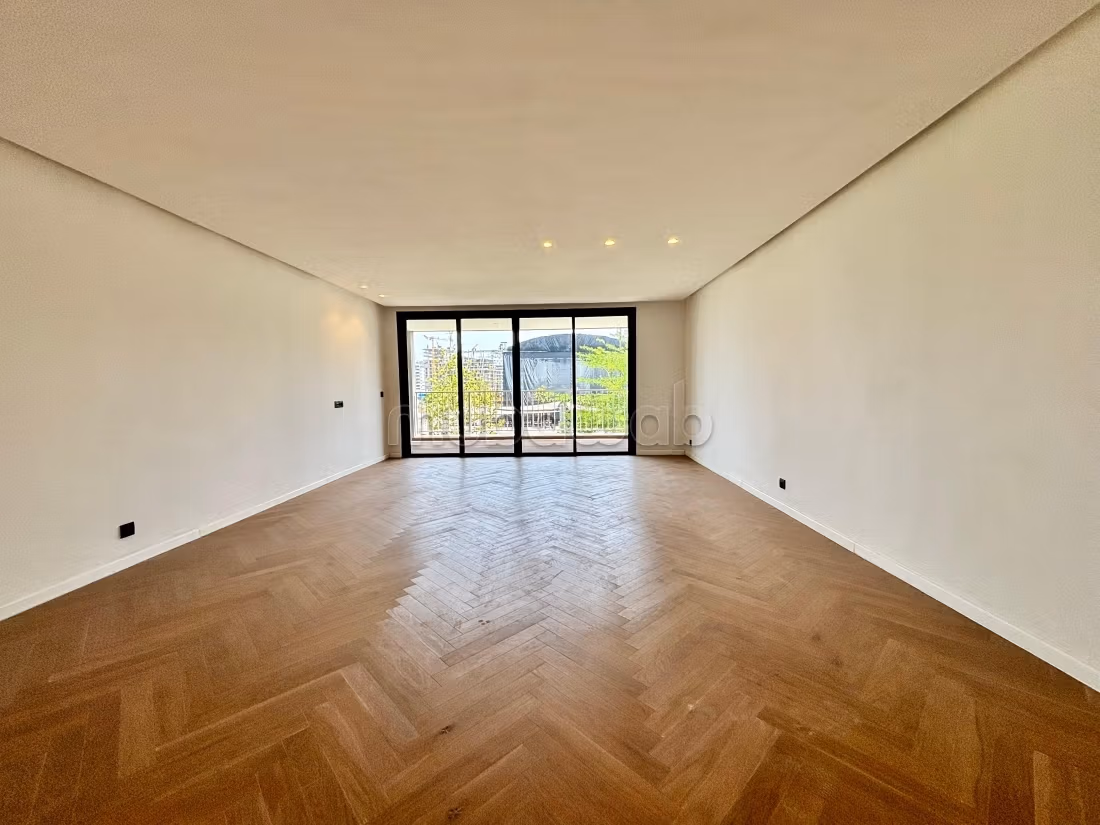 Appartement trois chambres vide à louer 
CFC — 2