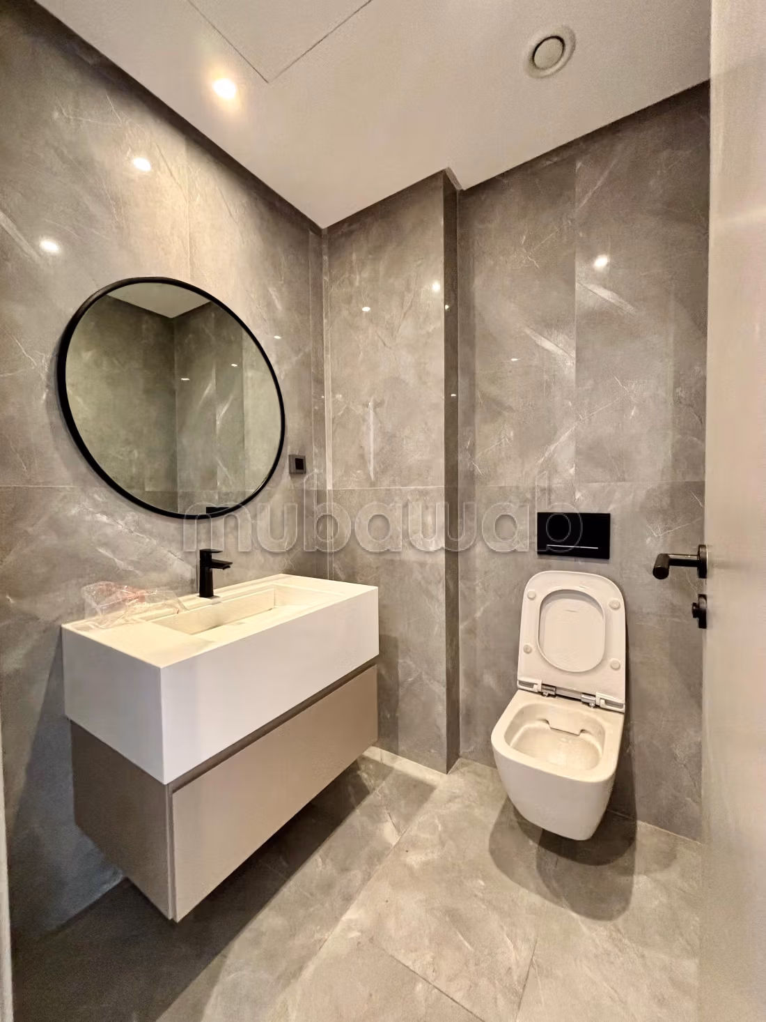 Appartement trois chambres vide à louer 
CFC — 3