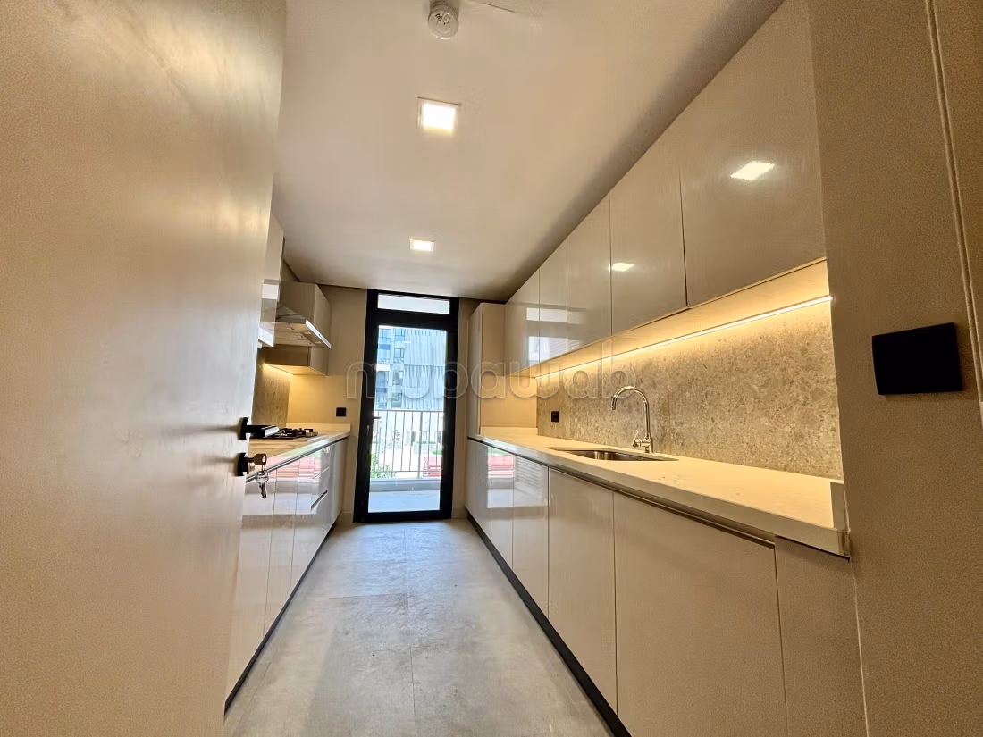 Appartement trois chambres vide à louer 
CFC — 5