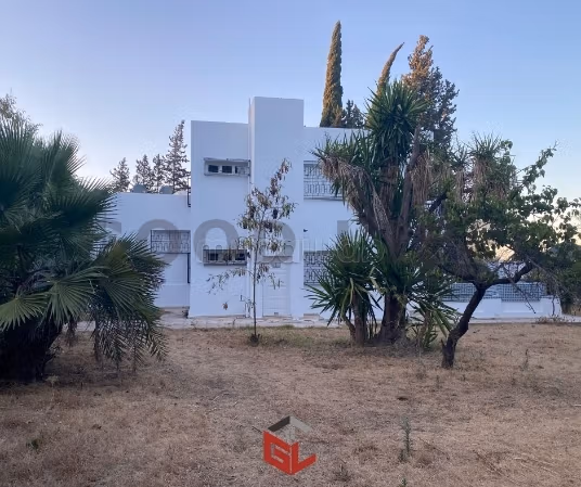 Villa in S4 at Notre Dame with large garden
