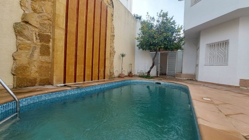 In affitto Villa S5 a Ennasr 2 con piscina e giardino