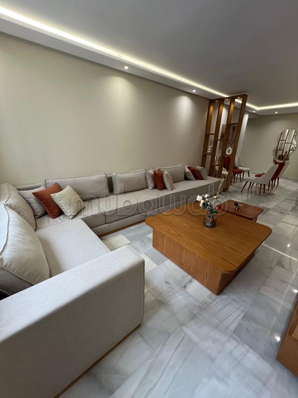 Elegant three-bedroom high-standard apartment