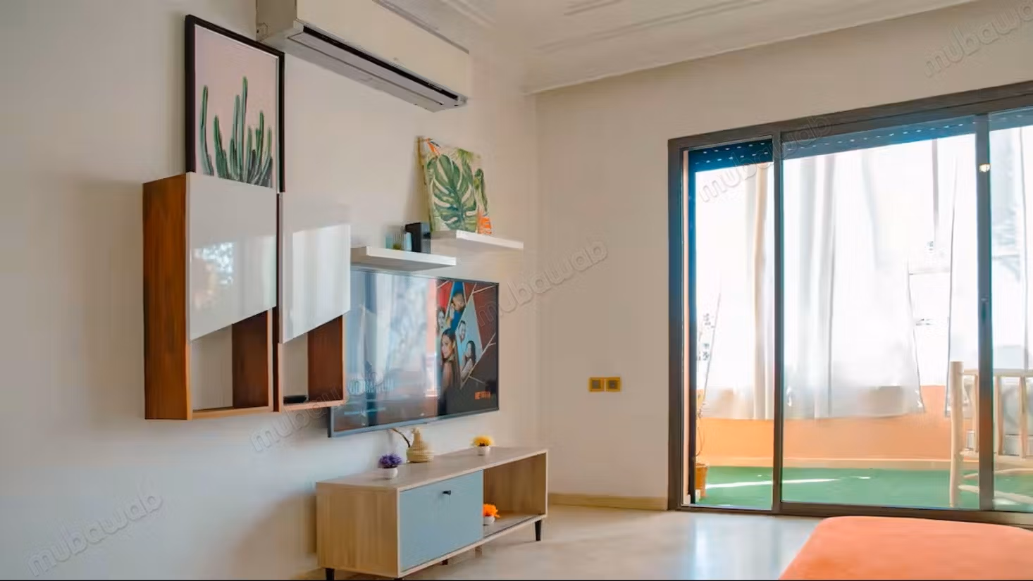 Grande studio con terrazza in affitto