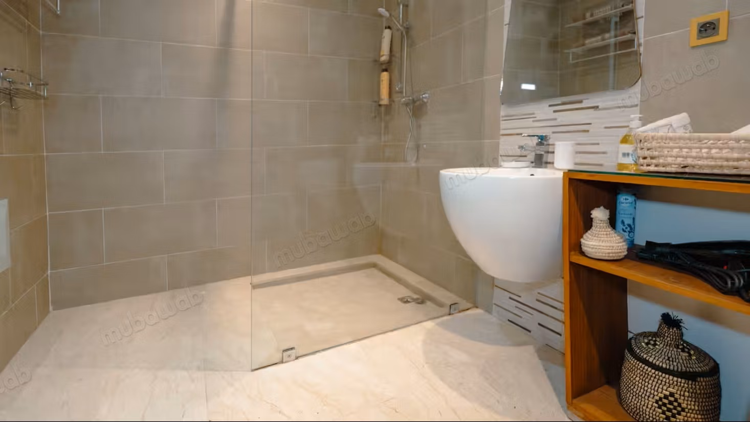 Grande studio con terrazza in affitto
