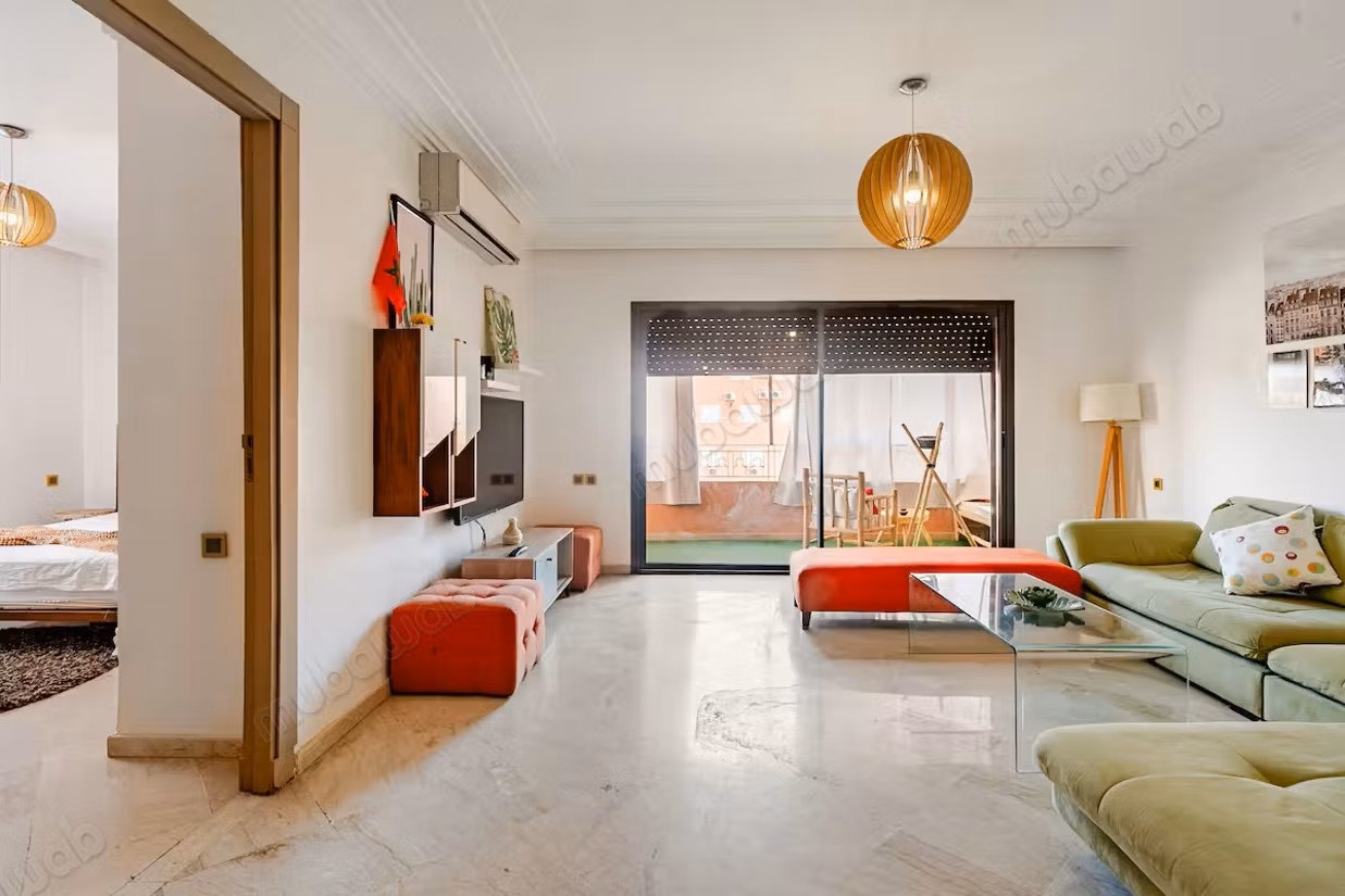 Grande studio con terrazza in affitto
