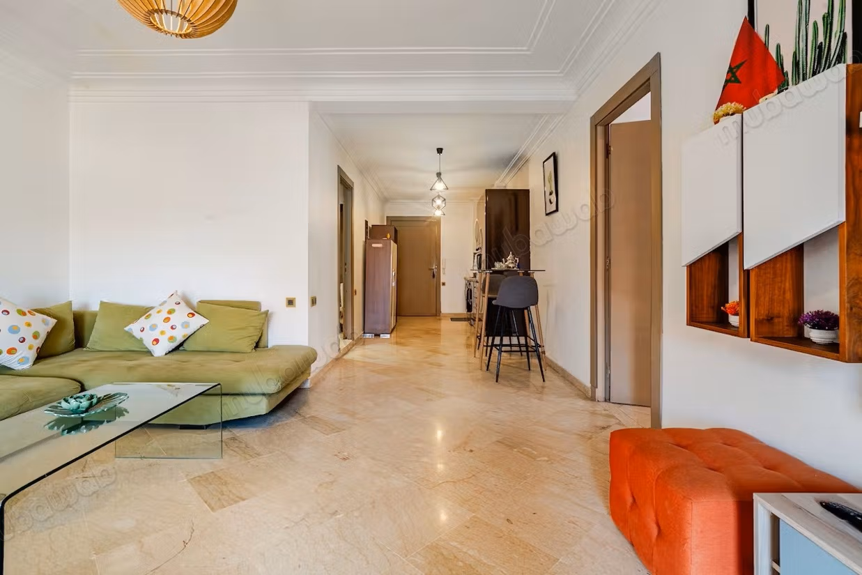 Grande studio con terrazza in affitto