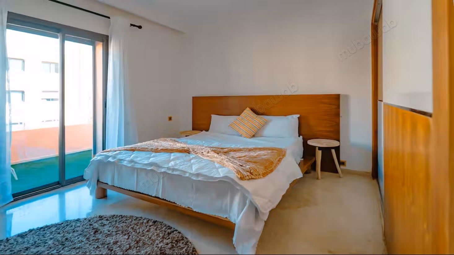 Grande studio con terrazza in affitto