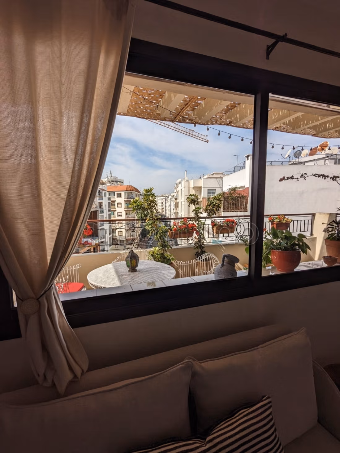 Beau studio meublé avec terrasse, dernier étage — 2