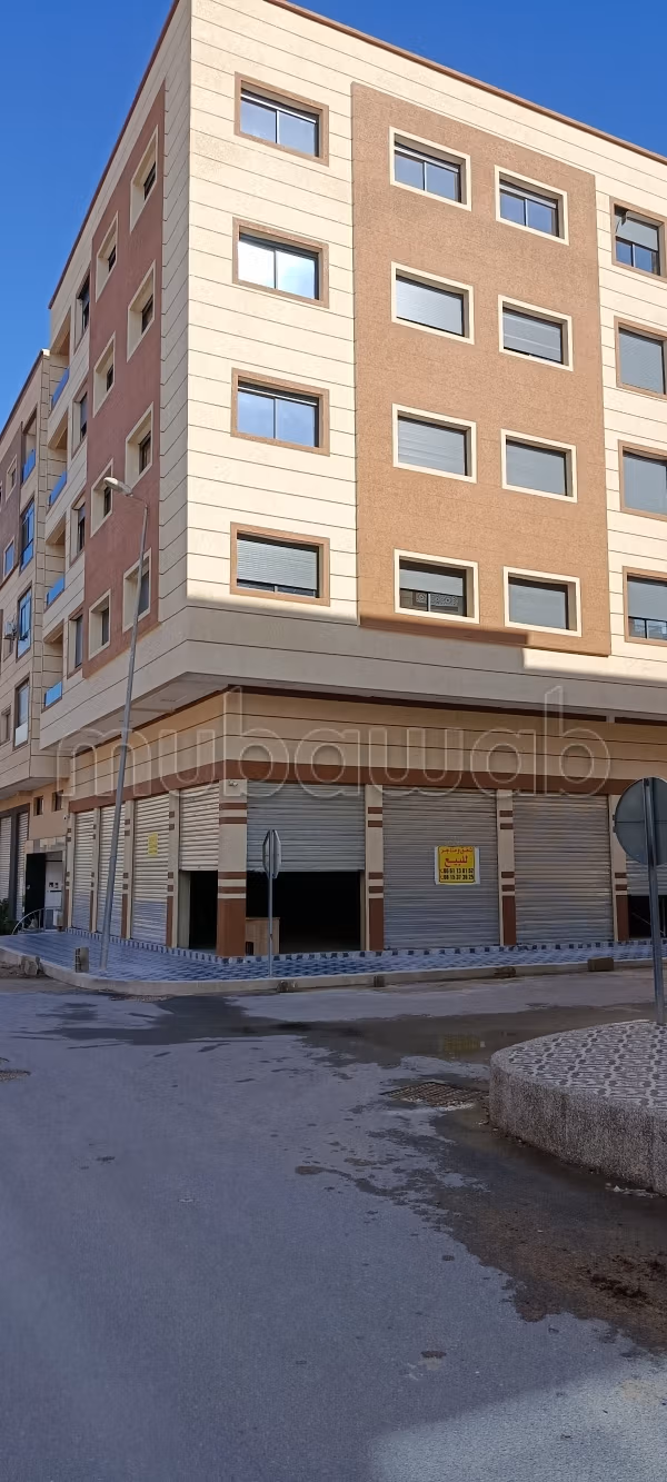 Gran tienda ubicada en la calle principal en Marjan Decathlon