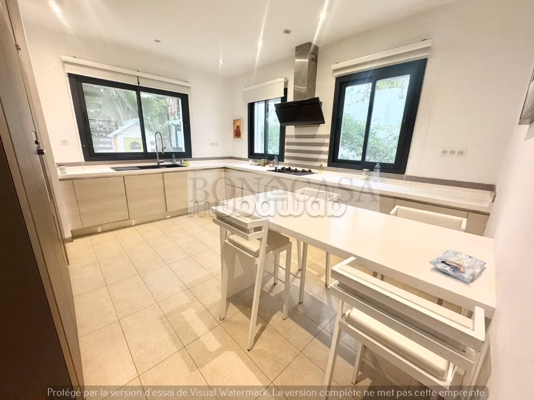 Villa S4 vuota con piscina e giardino in affitto a Gammarth