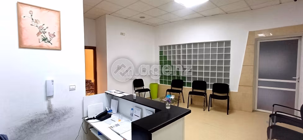 Commerce à vendre 215 m² Champ de course Fès