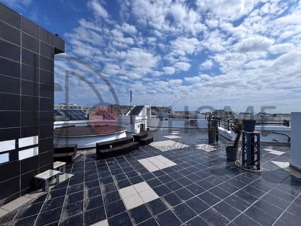 Un ufficio luminoso di 158m² con vista libera