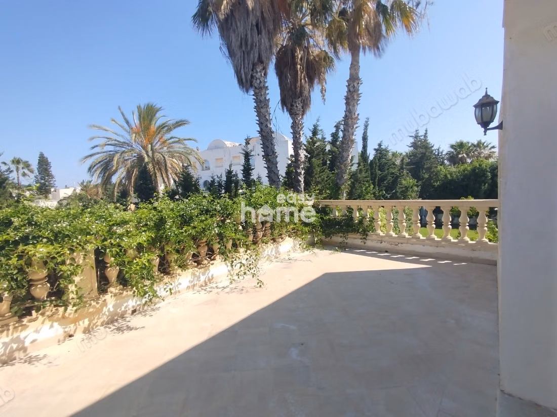 Villa meublée de 250m² sur un terrain de 598m²